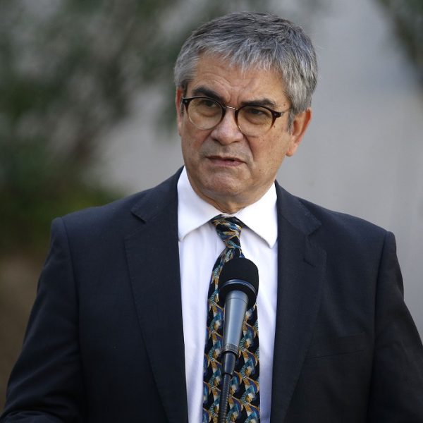 Ministro de Hacienda Responde a Críticas del Presidente de la CMPC sobre Inversiones en Chile