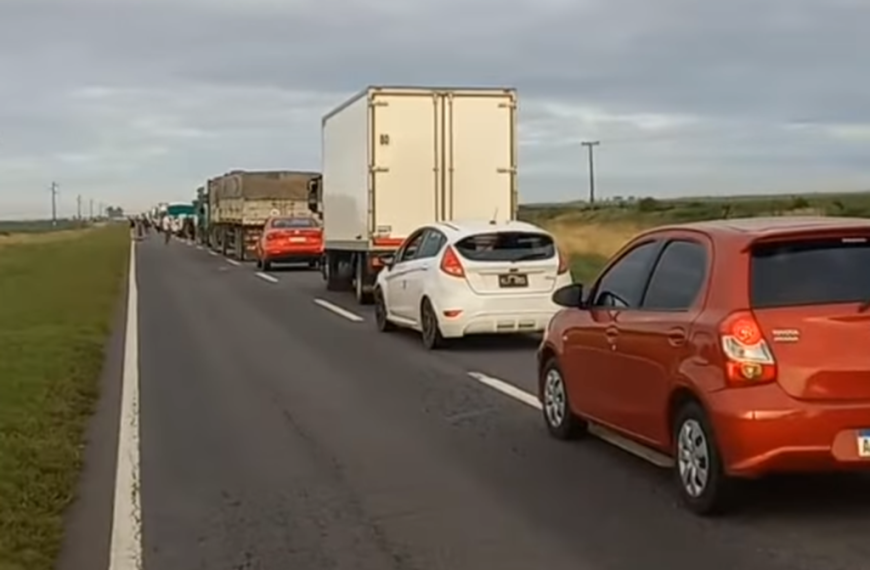 Accidente camión Ruta 5: Vehículo colgando en San Bernardo