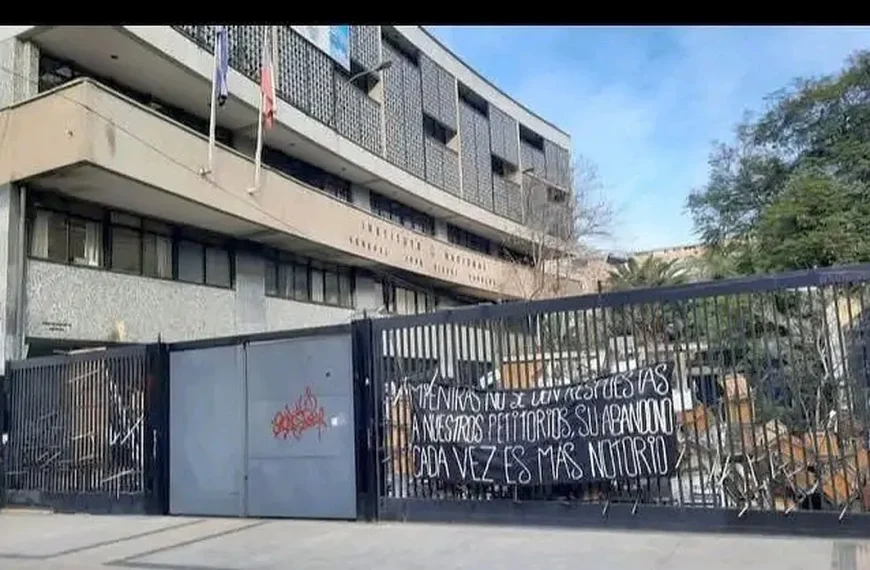 Tomas de liceos en Santiago: La voz del diálogo y la crisis