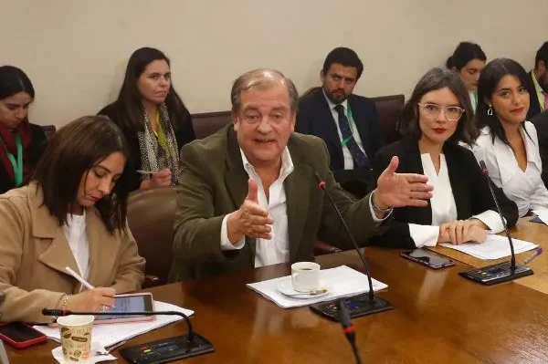 Renuncia Francisco Vidal al Directorio de TVN
